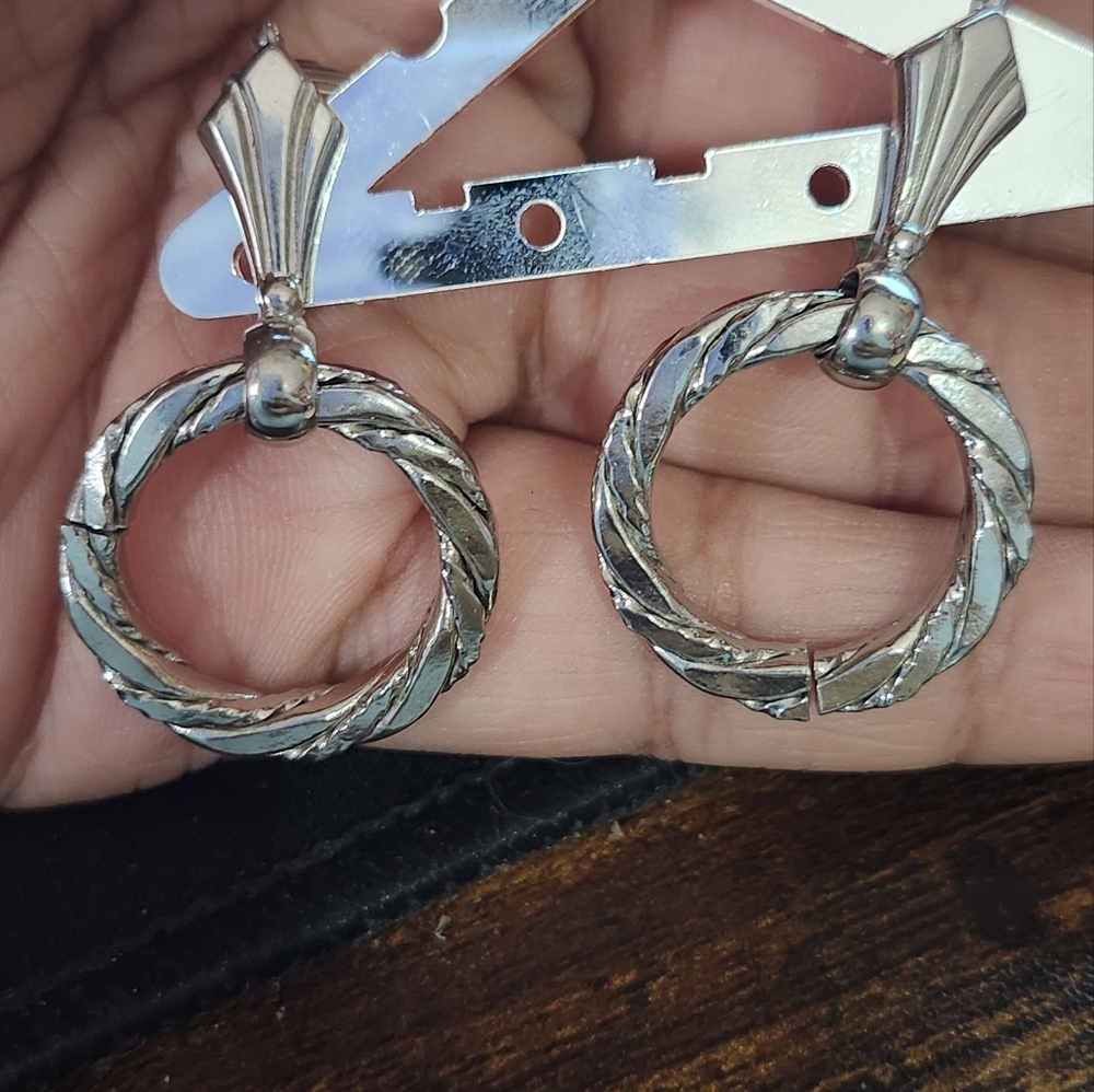 💜Silvertone twist hoop clip ons